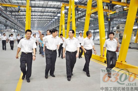 陜西省委常委、省政法委書記宋洪武(右三)參觀渭南工業園