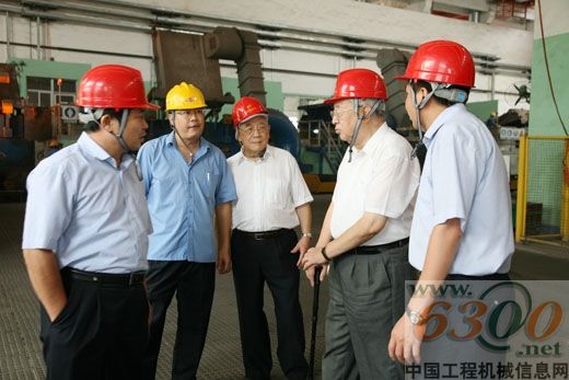 何光遠(yuǎn)(左三)、陸燕蓀(右二)了解鑄造工藝