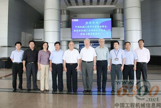 何光遠(yuǎn)一行與玉柴相關(guān)人員合影