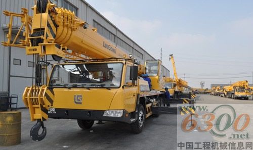 員工對安徽柳工的新一代汽車起重機進行最后的檢查