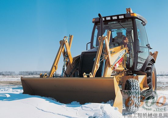 凱斯挖掘裝載機冒雪全天候工作