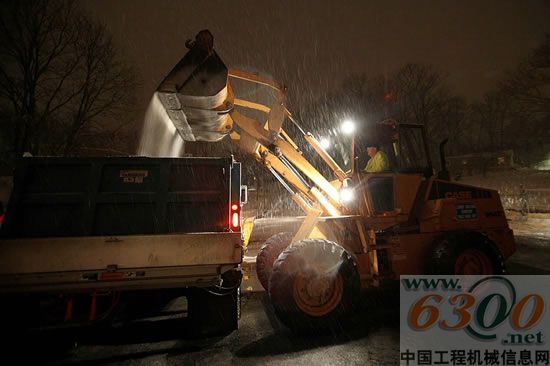 在大雪中工作的凱斯設備