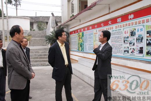 晏平(右二)在參觀黨員承諾宣傳長廊時聽取匯報