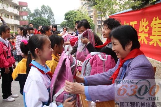 張嘉莎為學(xué)生送上學(xué)習(xí)用品