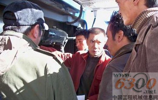 玉柴：李長(zhǎng)軍(中)對(duì)用戶進(jìn)行技術(shù)指導(dǎo)