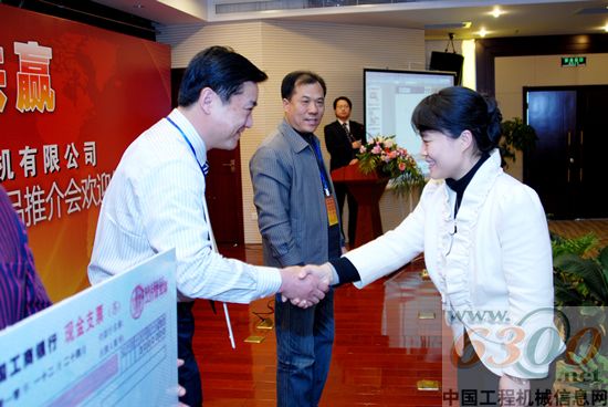 公司黨委蔣書記為經銷商代表頒發“優秀經銷商”獎