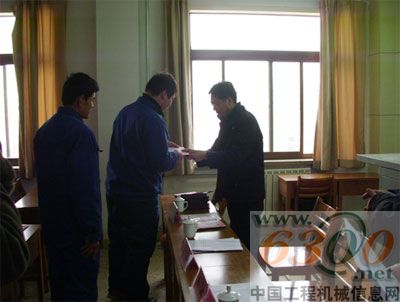 宋部長向學員頒發畢業證
