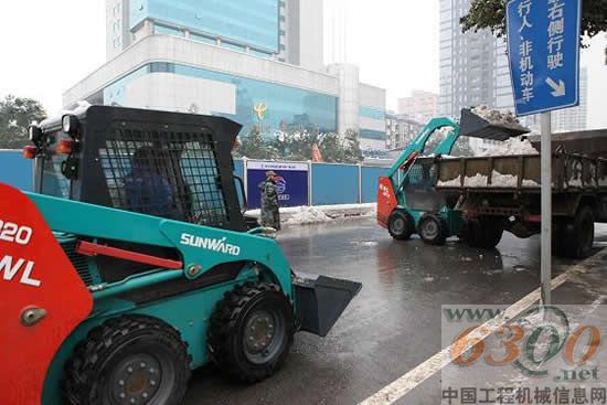 山河智能除雪滑移裝載機鏟雪清障現場1
