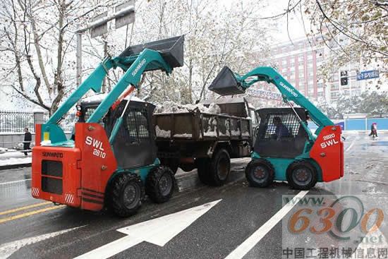 山河智能除雪滑移裝載機鏟雪清障現場2