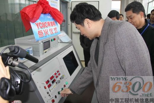 晏平為YC8C柴油發(fā)動機(jī)點(diǎn)火