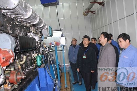 YC8C柴油機(jī)(左)