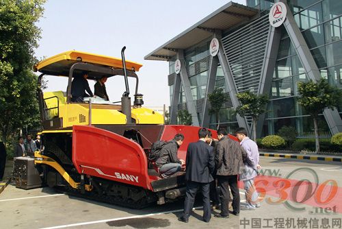 三一路機全新升級的攤鋪機吸引眼球