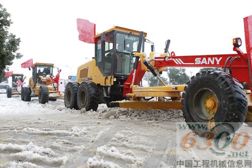 三一平地機在瀟湘大道上除雪