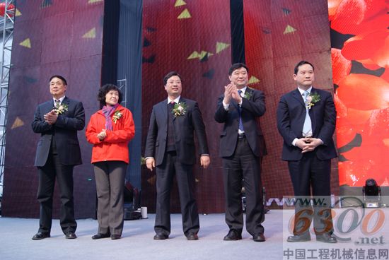 五位領導共同啟動三一重機第一品牌，從左至右依次是陳正利、馮桂英、戴晴華、蘇子孟、梁林河