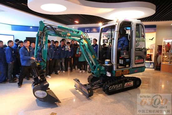 SWE17B挖掘機在山河展廳講述傳奇故事