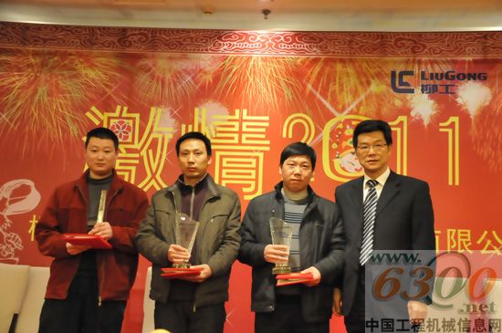 營銷中心總經(jīng)理高憲悅為獲獎人員頒獎