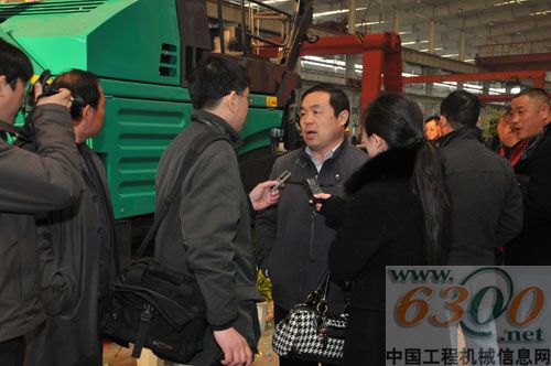 首臺903S攤鋪機用戶接受媒體采訪