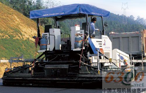 中聯重科SUPER130型超級瀝青混凝土攤鋪機在此次評選中獲得“2010中國工程機械年度產品TOP50應用貢獻獎”。