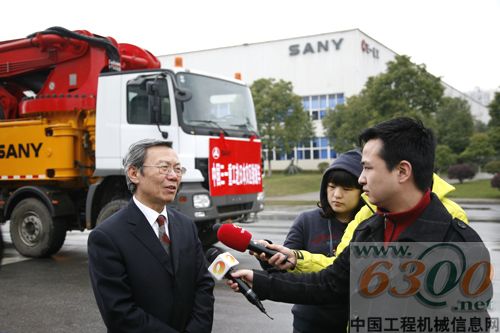 三一集團(tuán)副總裁何真臨出席發(fā)車儀式