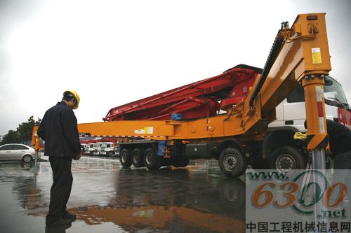 發車儀式上，泵車操作手正在對設備做最后的調試