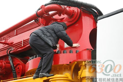 湖南省進出口檢驗檢疫局工作人員正在對設備進行檢查