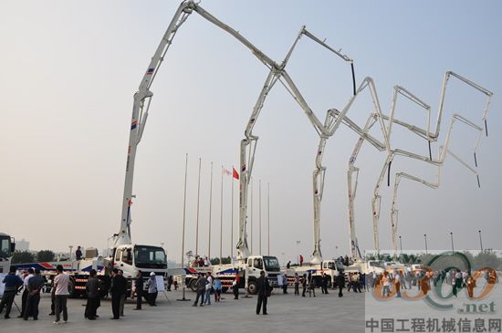 400余名廣東客戶參觀巡展現場，從38米至60米的泵車攪拌車組成了強大的巡展產品陣容