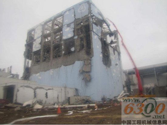 2011年3月22日普茨邁斯特混凝土輸送泵車M58-5在為日本福島4號反應堆注水