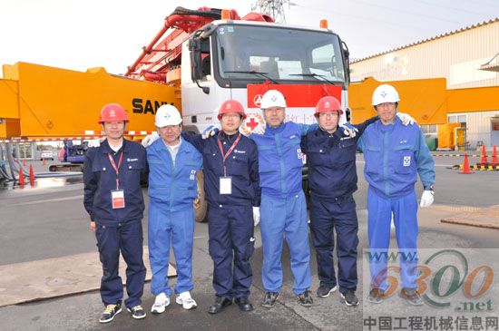 工程師和東京電力操作手在62米泵車前合影