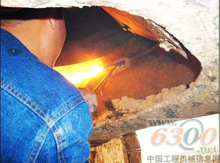 認(rèn)真工作的三一服務(wù)工程師