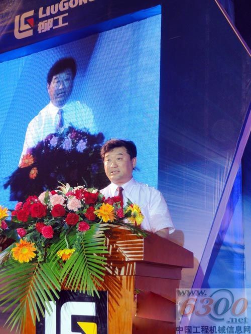 中國工程機械工業協會秘書長蘇子孟在發布會上致辭