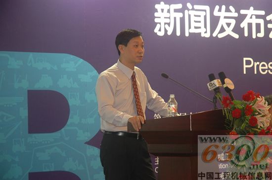 　　中工工程機械成套有限公司副董事長陳由鋒介紹本屆展會的亮點和最新情況
