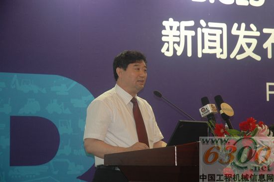 　　中國工程機械工業協會秘書長蘇子孟介紹行業最新運行情況