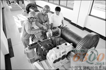 　　技術人員對叉車質量檢測