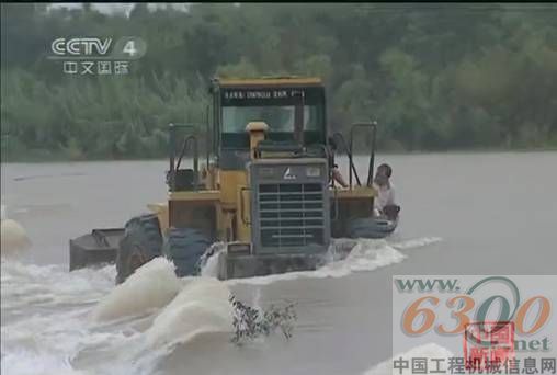 　臨工裝載機洪水中救人
