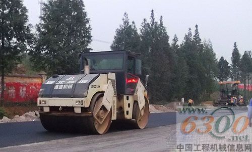 洛建,壓路機