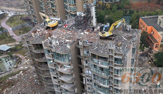 挖掘機,樓歪歪