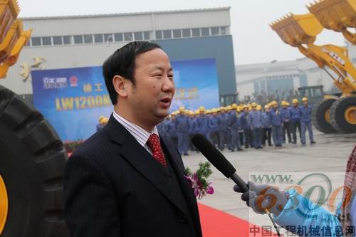 接受記者采訪