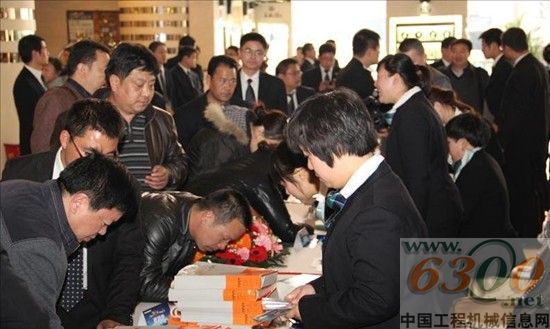 參會嘉賓簽到絡(luò)繹不絕