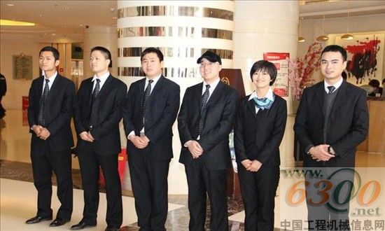 中聯(lián)重科混凝土機(jī)械公司新疆子公司員工列隊歡迎客戶的到來