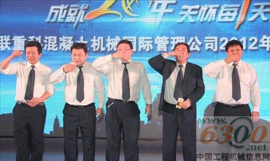 中聯重科混凝土機械公司新疆子公司領導團隊熱情歡迎到來的嘉賓