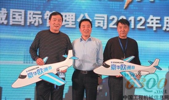 中聯重科副總裁、混凝土機械公司總經理陳曉非與一等獎獲得者合影