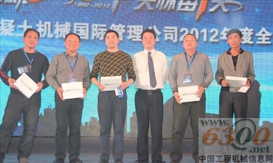 中聯重科混凝土機械公司副總經理陽昌康與二等獎得主合影