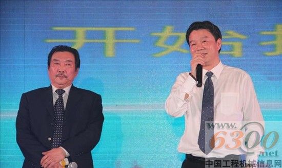 中聯重科混凝土機械公司副總經理陽昌康、中聯重科混凝土機械公司新疆子公司副董事長劉自力抽取三等獎劉自力一起為嘉賓抽代金卷