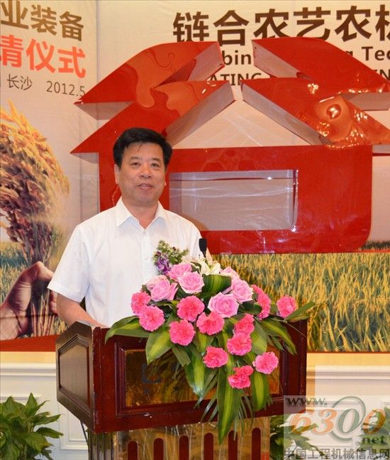 奇瑞重工總經理王金富在儀式上致辭