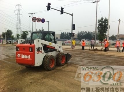 斗山山貓 滑移裝載機