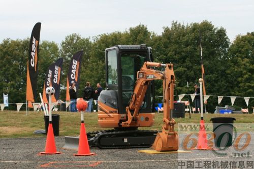比賽中的凱斯小型挖掘機