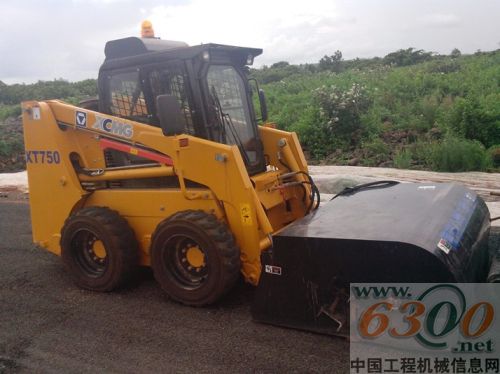 徐工滑移裝載機閃耀海南公路建設
