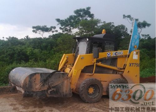 徐工滑移裝載機閃耀海南公路建設