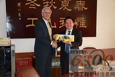 中國重汽,卡特彼勒,訪問
