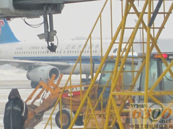 凱斯,工程機(jī)械,挖掘裝載機(jī),兩頭忙,,機(jī)場(chǎng),清雪,,裝載斗,斜角掃雪機(jī),,推雪板,,四合一斗